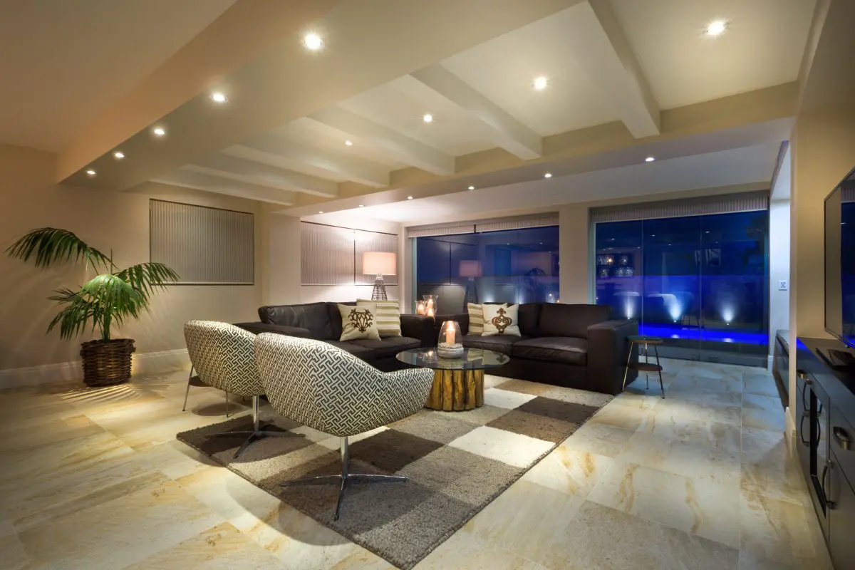 A living room with couches and lamps in it